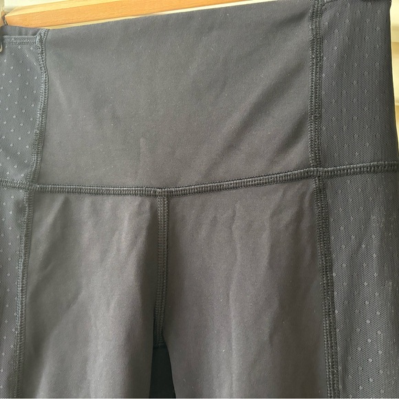 LULULEMON Body Con Crop, black. Mesh sides. - Picture 8 of 11